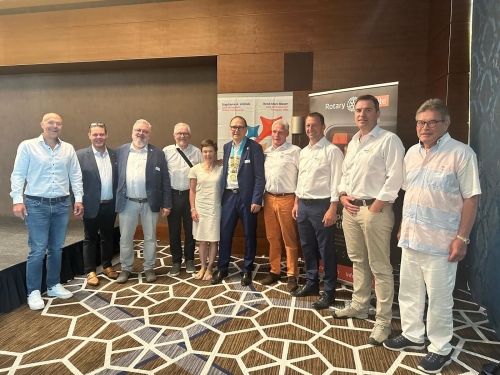 DG 2025-2026 Jouni K. Heinonen, avec son épouse et des membres du RC Jorat